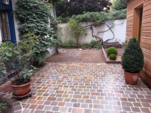 Terrasse en carrelage multicolor réalisé par Aux 1001 Saisons