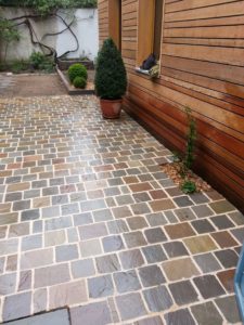 Terrasse en carrelage multicolor réalisé par Aux 1001 Saisons